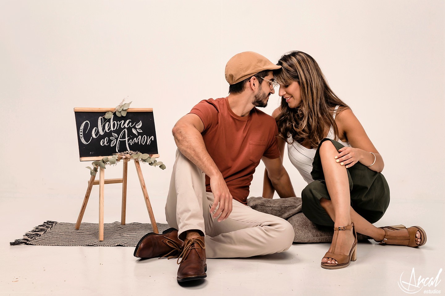 009-carla-y-guillermo-fotografia-de-pareja-en-estudio-novios-en-estudio-con-fondo-amarillo-fondo-infinito-gris-y-blanco-128138