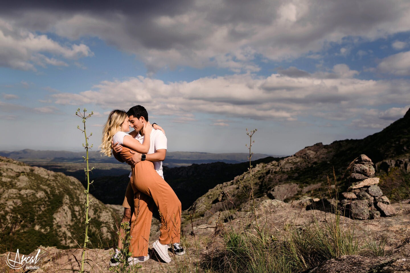 033-dara-y-joe-fotografi-as-de-novios-en-el-arco-de-las-altas-cumbres-y-pre-boda-en-la-quebrada-del-bata-n-144863-O