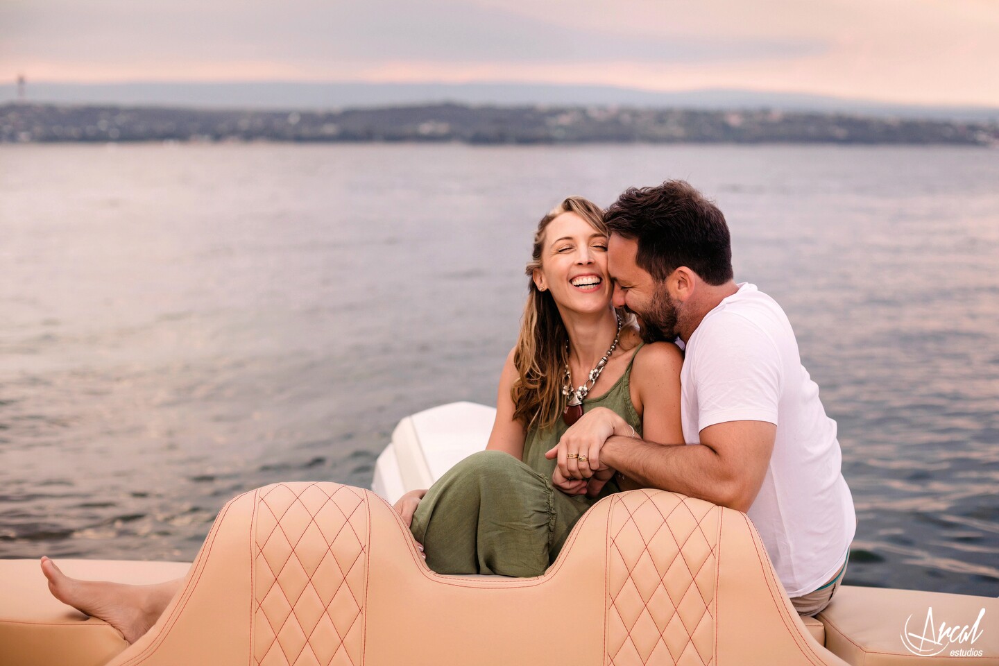 53-jime-sabino-y-mauro-piccini-fotografi-a-de-pre-boda-en-lancha-fotos-familiares-en-el-lago-san-roque-y-playa-los-mimbres-carlos-paz-146287-O