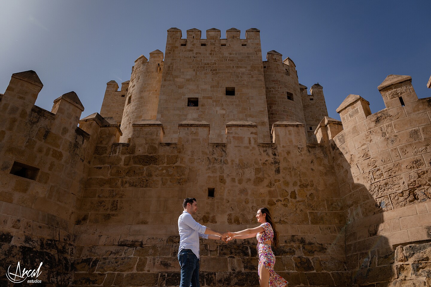 008_Ana y Álvaro pre boda en puente romano de córdoba, novios en torre de la calahorra, patios cordobeses y calleja de las flores.JPG