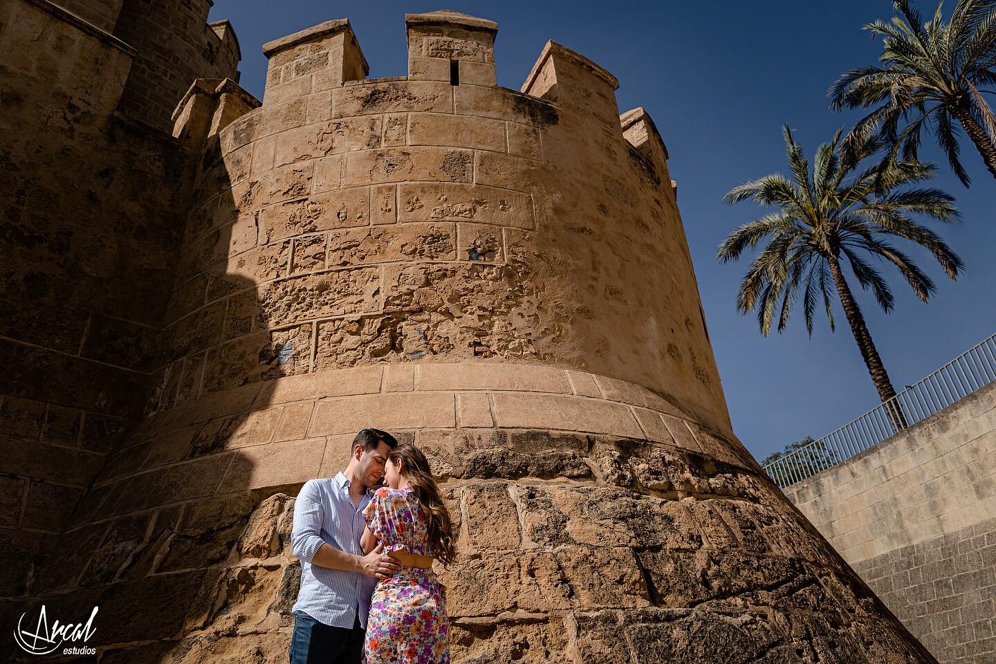 012_Ana y Álvaro pre boda en puente romano de córdoba, novios en torre de la calahorra, patios cordobeses y calleja de las flores.JPG