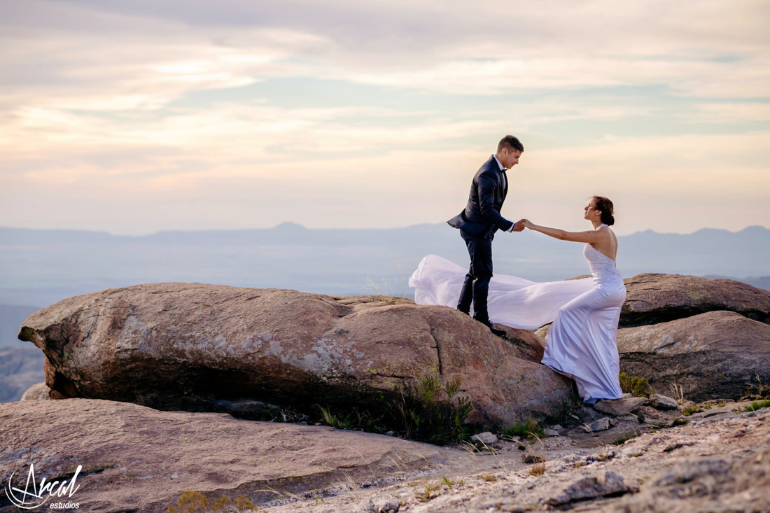 06-melina-y-mauricio-post-boda-en-las-altas-cumbres-el-atardecer-camino-a-mina-clavero-fotografi-a-de-bodas-arcal-estudios-carlos-paz-48294