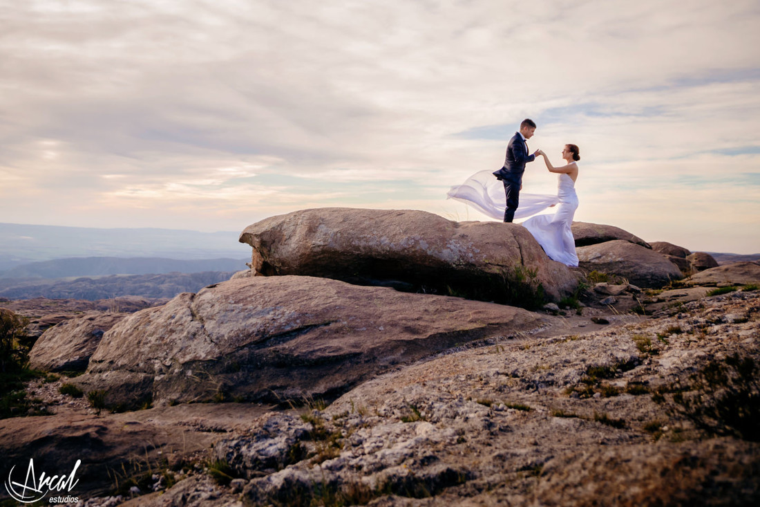 08-melina-y-mauricio-post-boda-en-las-altas-cumbres-el-atardecer-camino-a-mina-clavero-fotografi-a-de-bodas-arcal-estudios-carlos-paz-48294