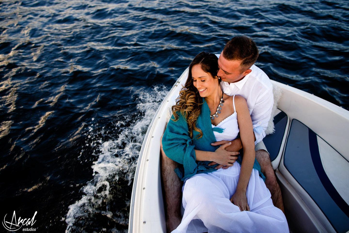 038-emilia-y-josue-pre-boda-en-lancha-lago-san-roque-puente-jose-manuel-de-la-sota-vestido-de-novia-blanco-82918