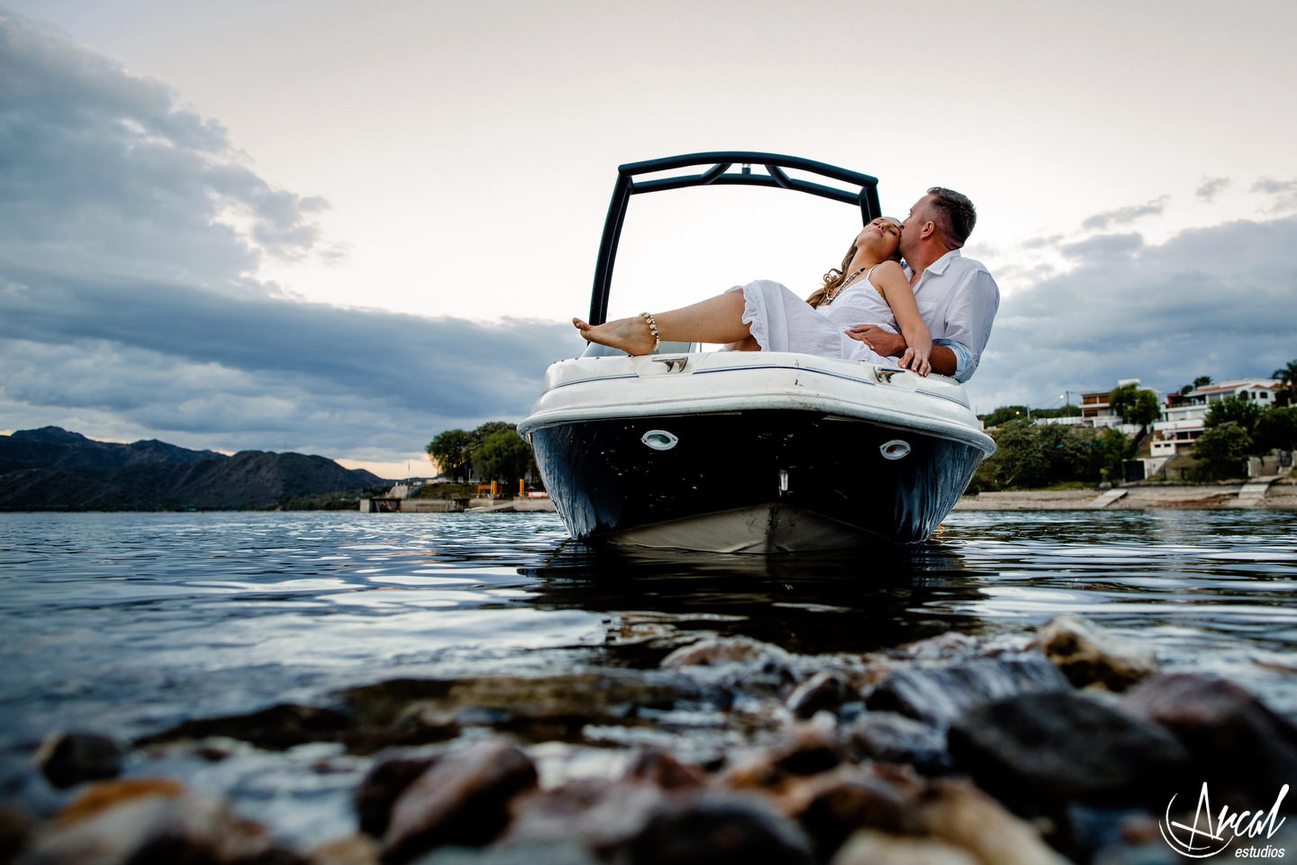 093-emilia-y-josue-pre-boda-en-lancha-lago-san-roque-puente-jose-manuel-de-la-sota-vestido-de-novia-blanco-82918